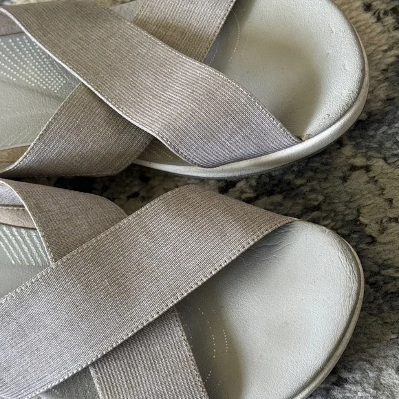 Clarks Cloudsteppers Arla sandals slip on criss cross strap shoes thong 9 - Picture 2 of 7